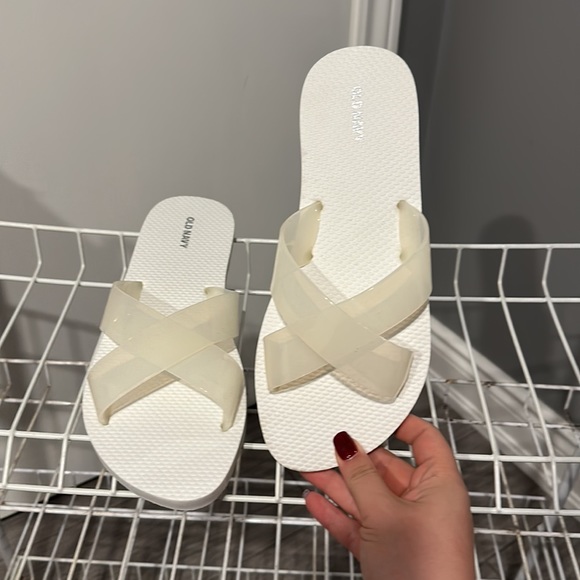 Old Navy White Foam Slippers - Picture 2 of 4